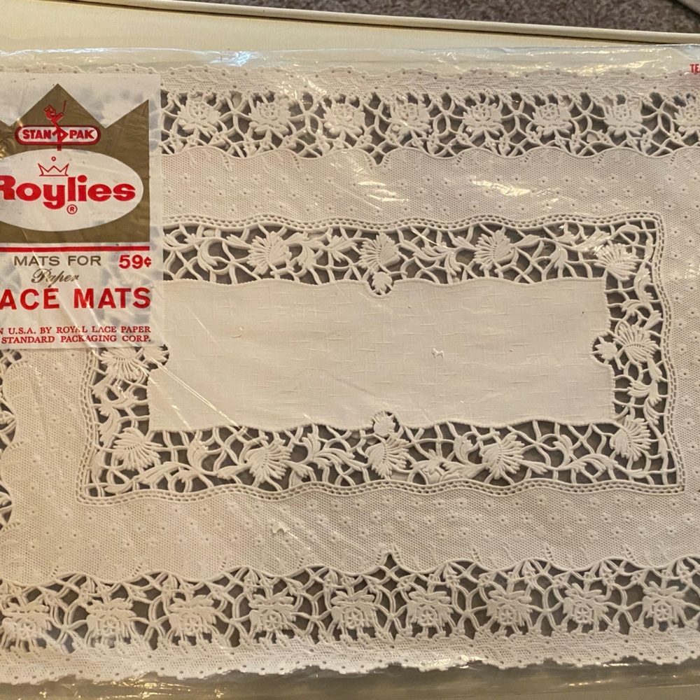 Roylies Vintage White Lace Paper Mats (Packaged). Open. Set of 10.